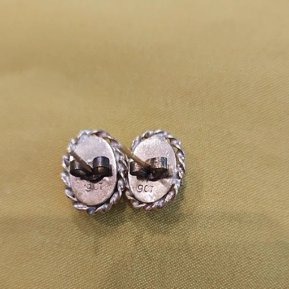 Vintage opal stud earrings set in 9 CT gold with a rope or "florette" border. - Picture 4 of 9